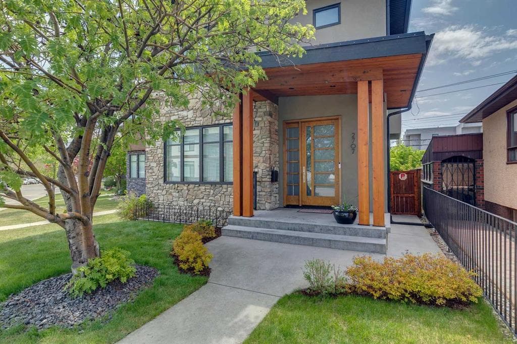 5-bed Detached for sale at 2707 1 Avenue NW, Calgary