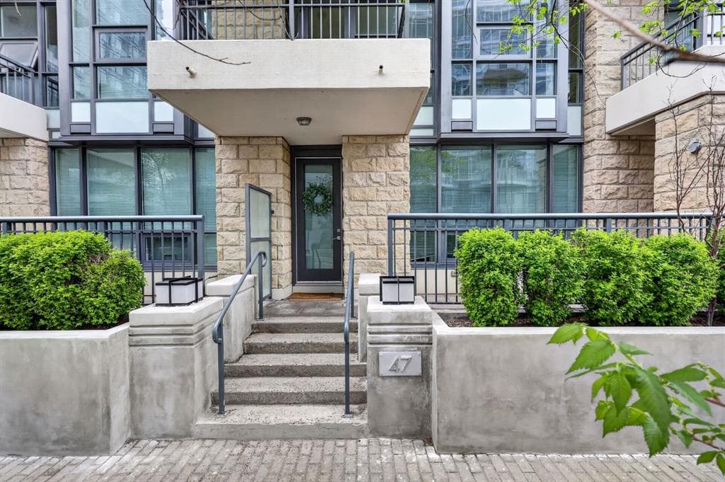 2-bed Townhouse for sale at 47 Waterfront Mews SW, Calgary