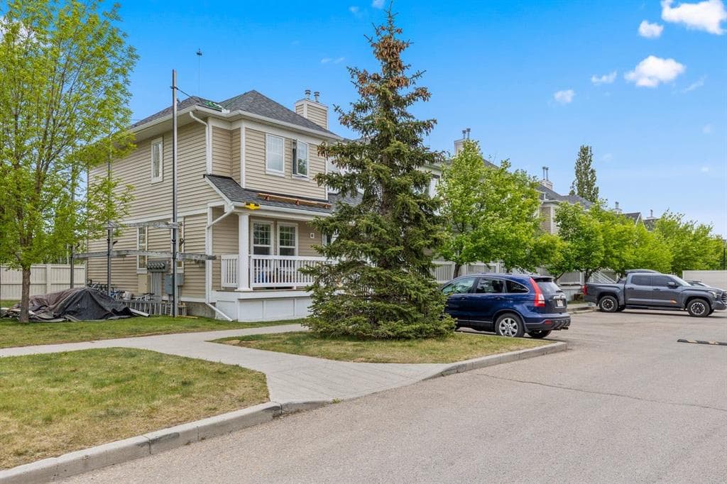 4-bed Townhouse for sale at 189 Country Village Manor NE, Calgary