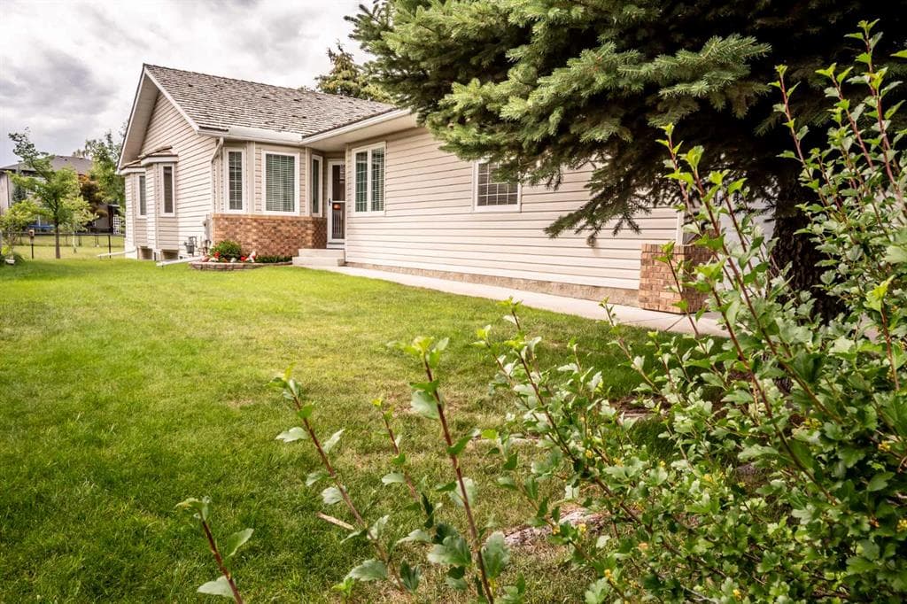 3-bed Semi-detached for sale at 601 Riverside Drive NW, High River