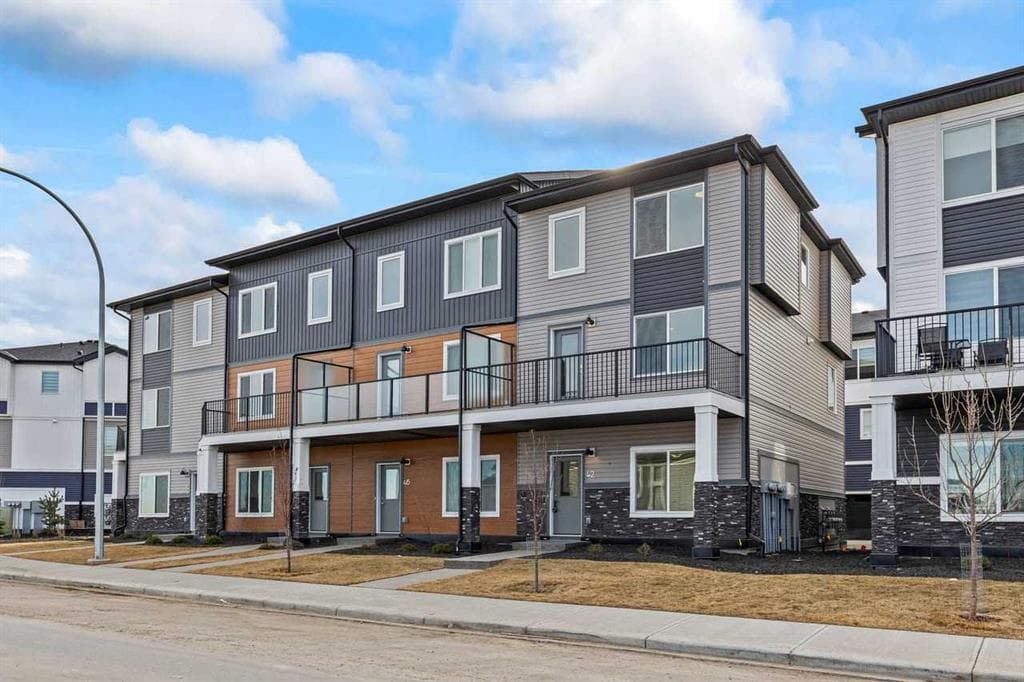 3-bed Townhouse for sale at 42 Corner Glen Manor NE, Calgary