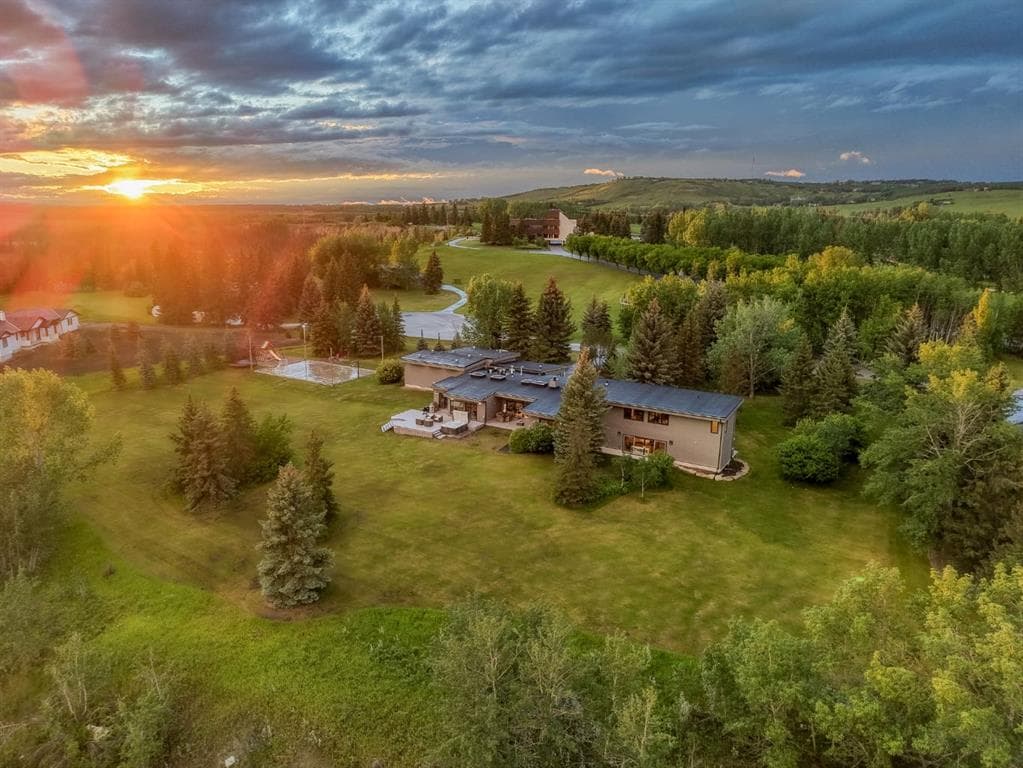 6-bed Detached for sale at 183 Pinebrook Way SW, Rural Rocky View County