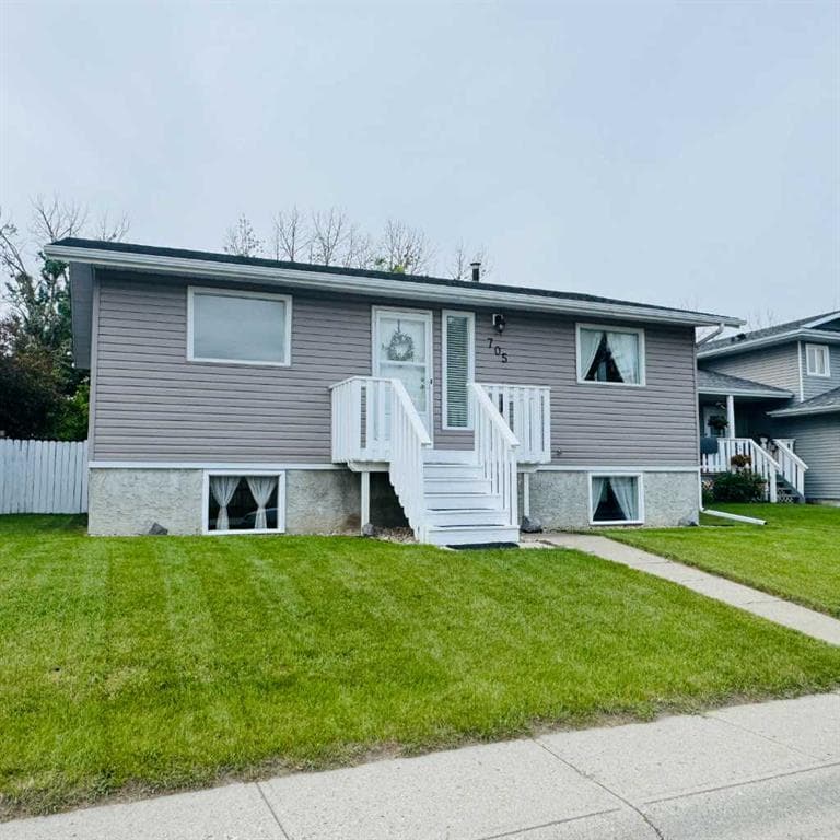 4-bed Detached for sale at 705 10 Avenue SE, High River