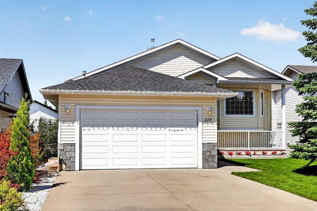 3-bed Detached for sale at 219 Hillcrest Boulevard, Strathmore
