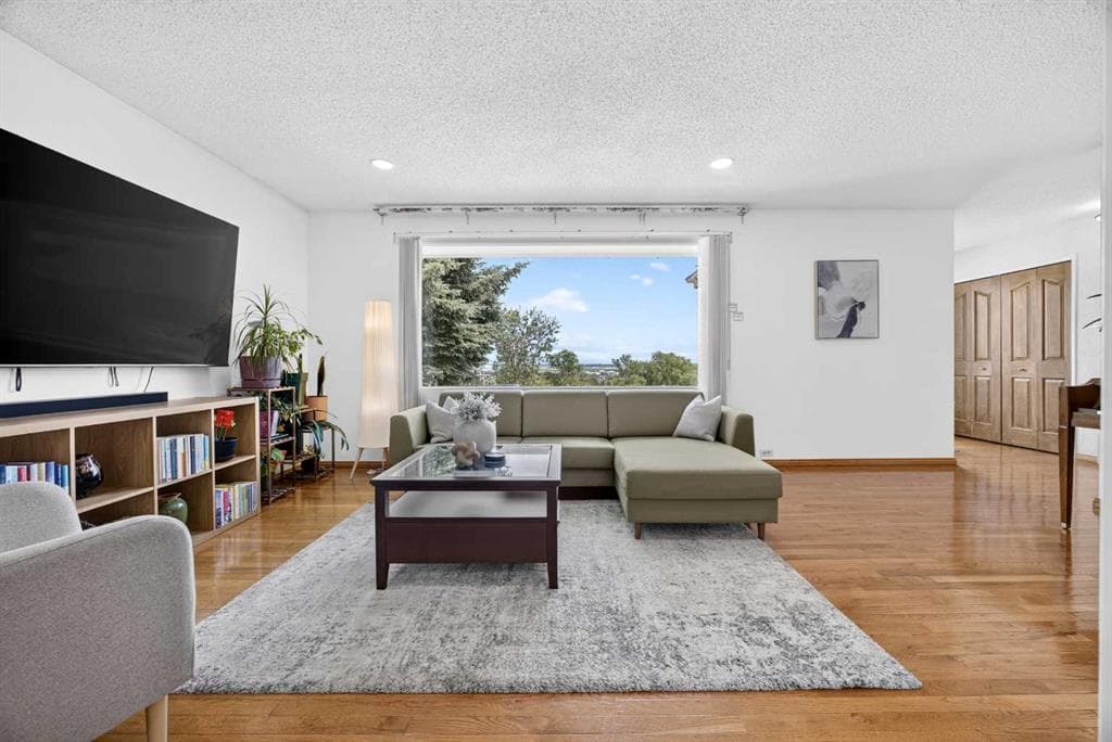 7035 Huntercrest Road NW — photo 1