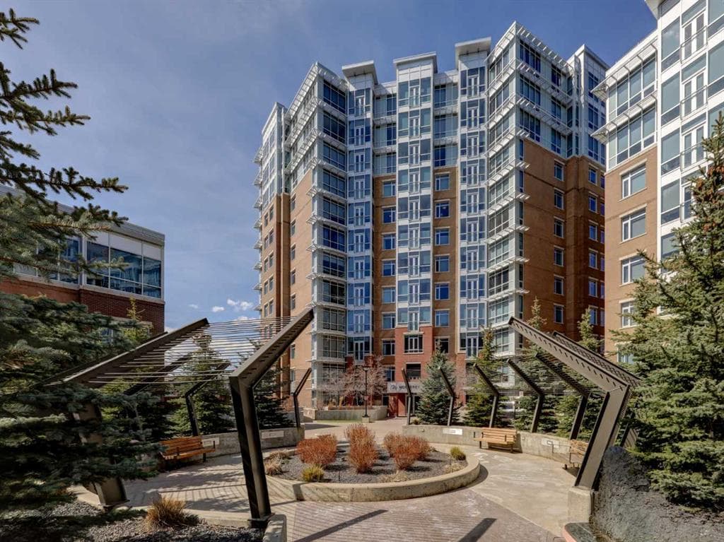 810, 16 Varsity Estates Circle NW — photo 1