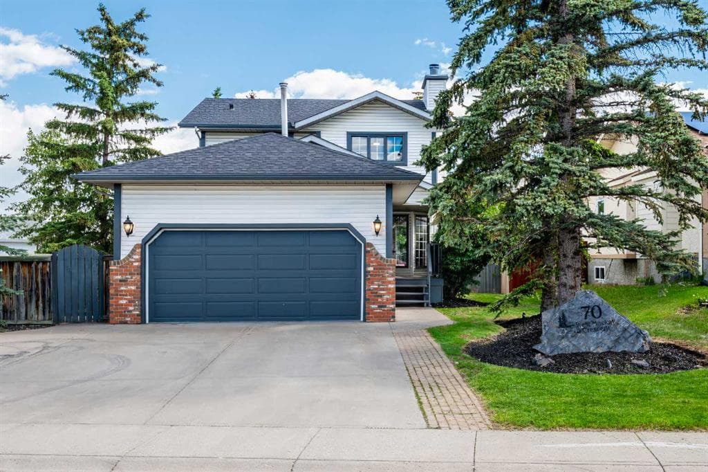 70 West Mackay Crescent — photo 1