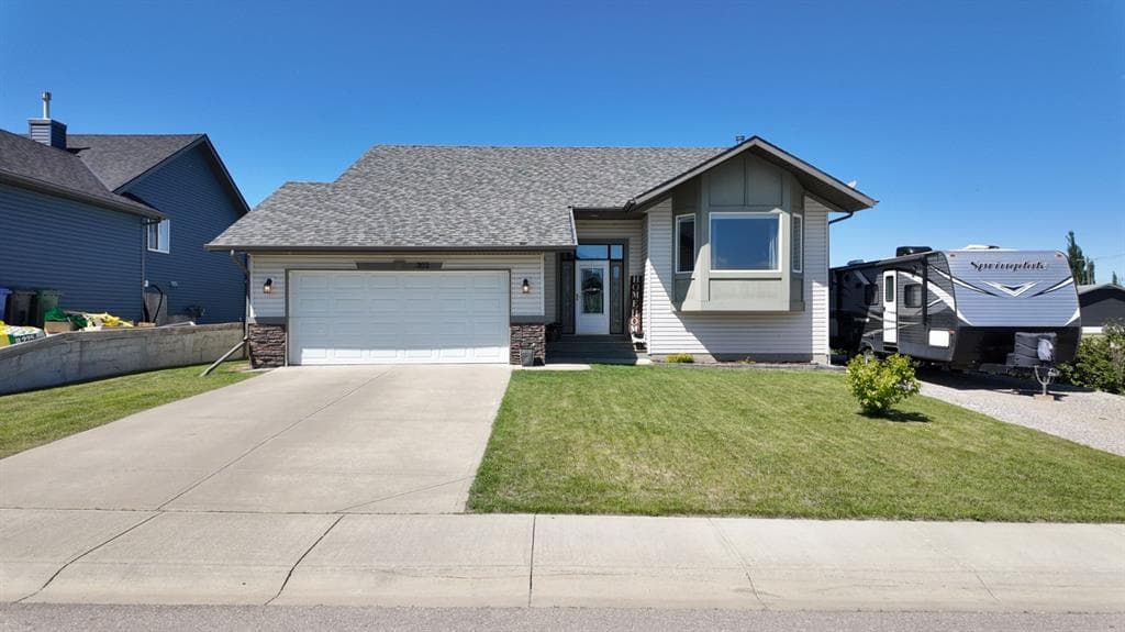 5-bed Detached for sale at 303 Railway Point SE, Langdon