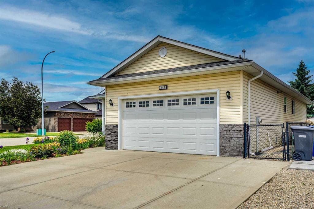 4-bed Detached for sale at 144 Hillcrest Cape, Strathmore