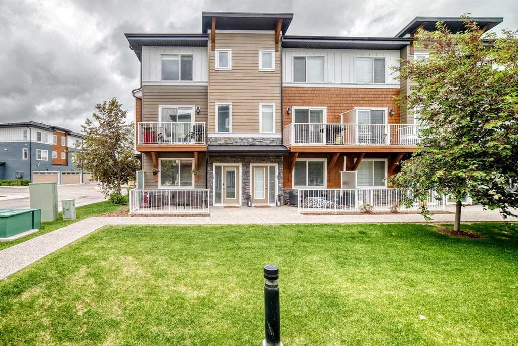 3-bed Townhouse for sale at 30, 111 Rainbow Falls Gate, Chestermere