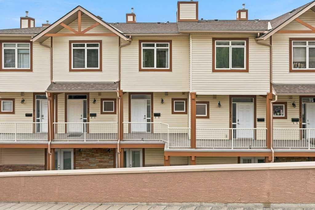 2-bed Townhouse for sale at 11, 133 Rockyledge View NW, Calgary