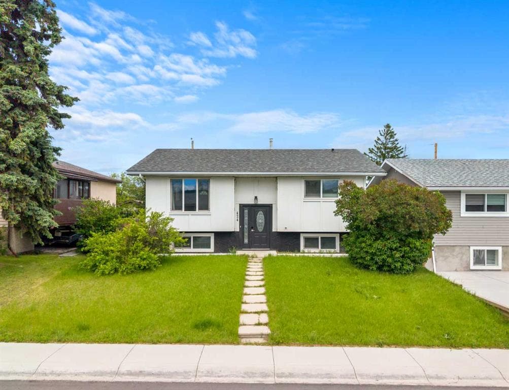 5-bed Detached for sale at 424 Penbrooke Crescent SE, Calgary