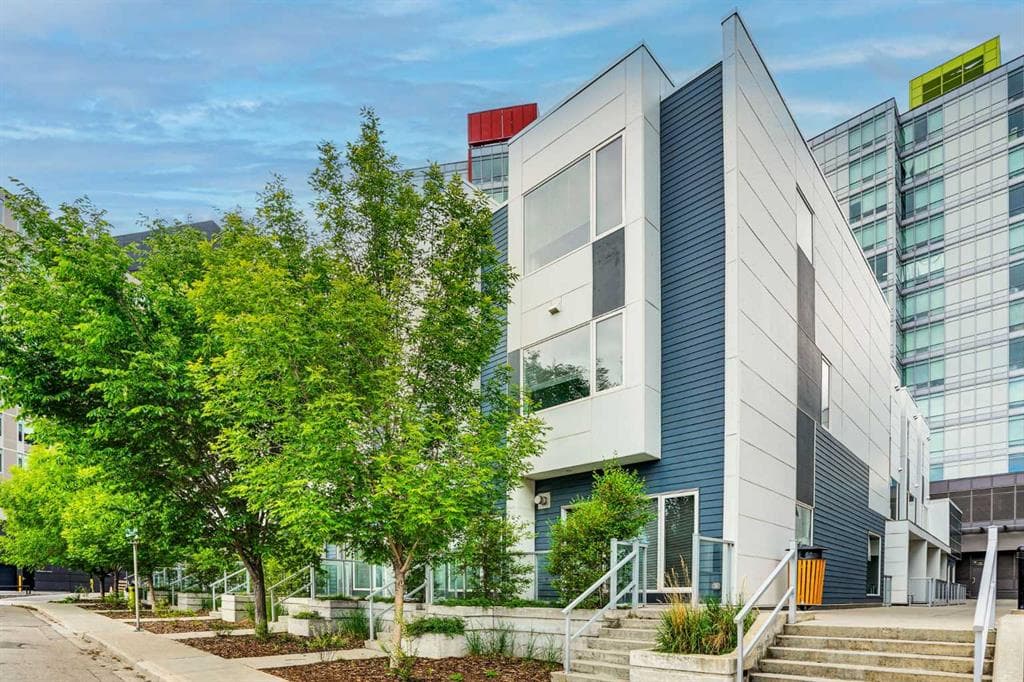3-bed Townhouse for sale at 207, 20 Brentwood Common NW, Calgary