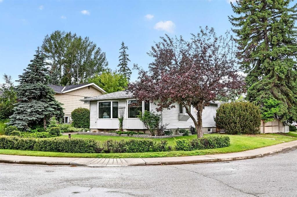 4-bed Detached for sale at 3227 Collingwood Drive NW, Calgary