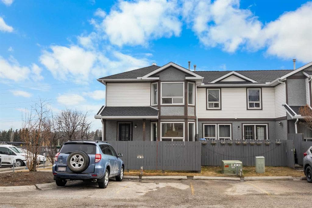 2-bed Townhouse for sale at 1801 Signal Hill Green SW, Calgary
