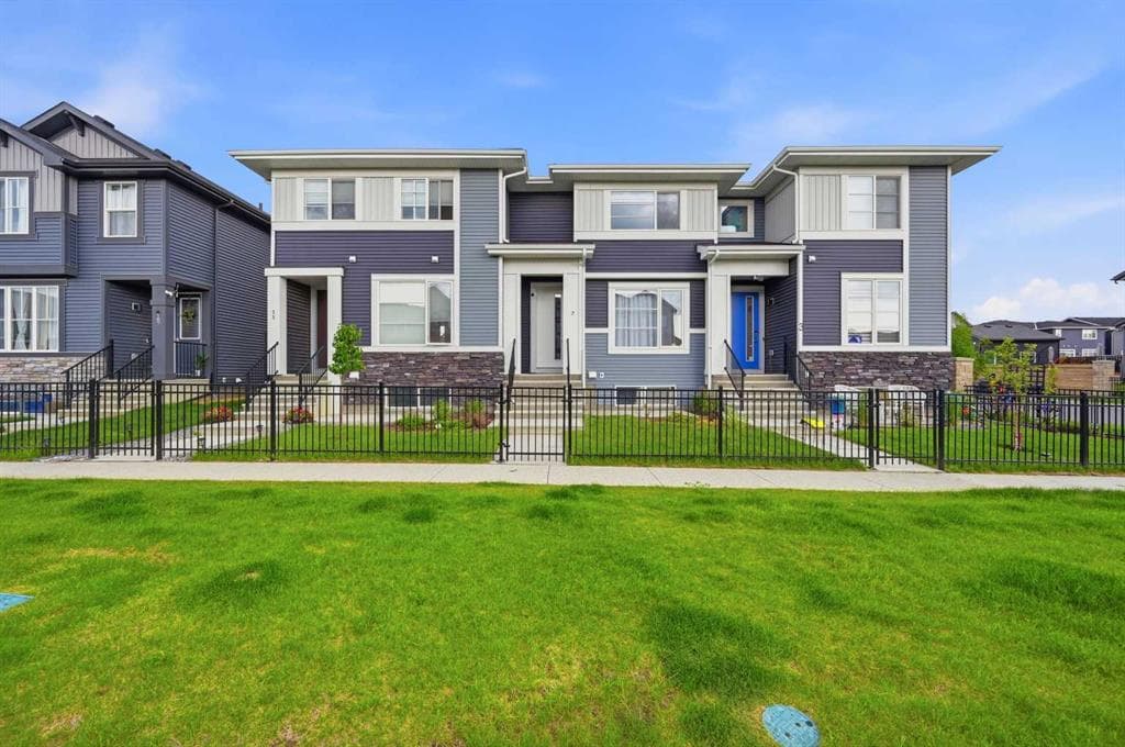 3-bed Townhouse for sale at 7 Lambeau Lane SE, Airdrie