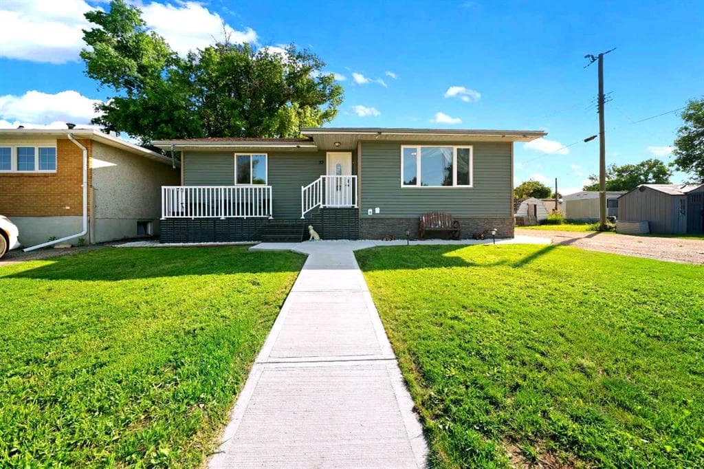 4-bed Detached for sale at 33 3 Avenue E, Tilley
