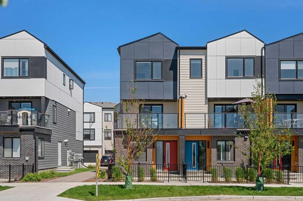 3-bed Townhouse for sale at 8562 19 Avenue SE, Calgary