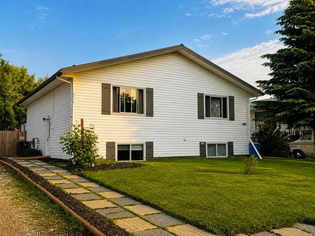 3-bed Semi-detached for sale at 2119 23 Ave Close, Bowden