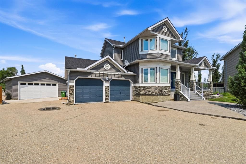 5-bed Detached for sale at 7 Henderson Bay NE, Langdon