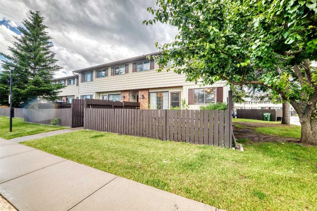 3-bed Townhouse for sale at 58, 175 Manora Place NE, Calgary