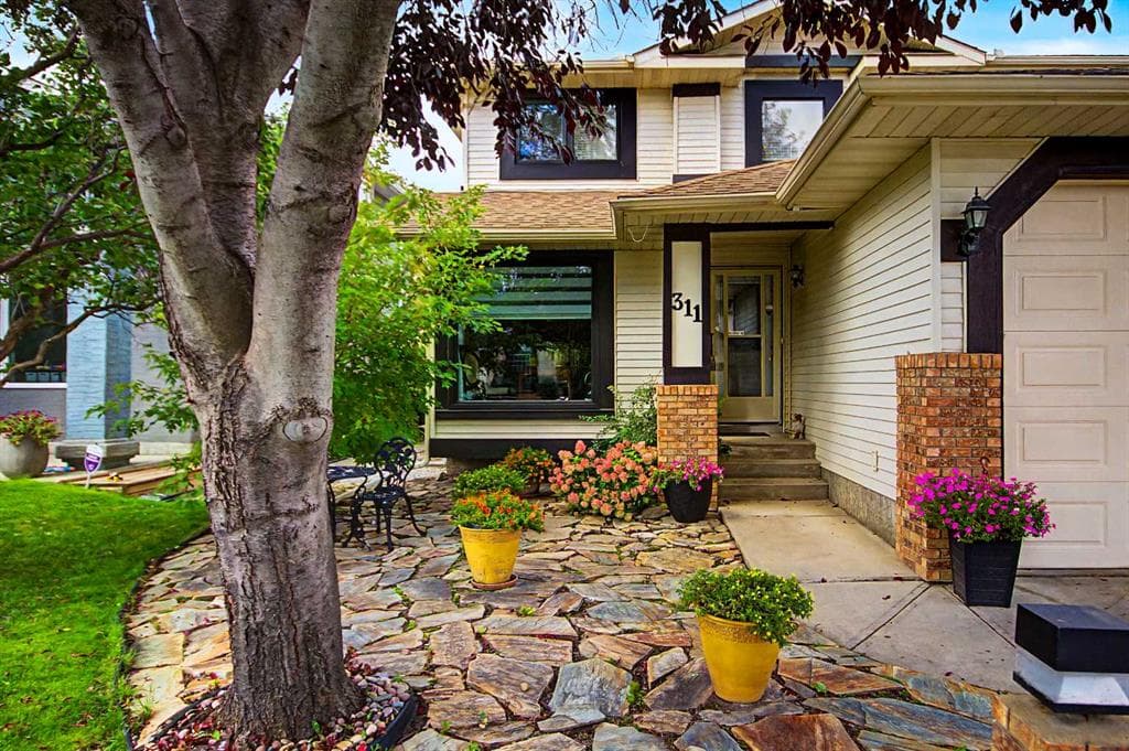 311 Douglasbank Green SE — photo 1