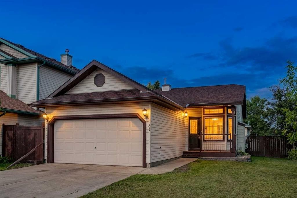 5-bed Detached for sale at 31 Fairways Drive NW, Airdrie