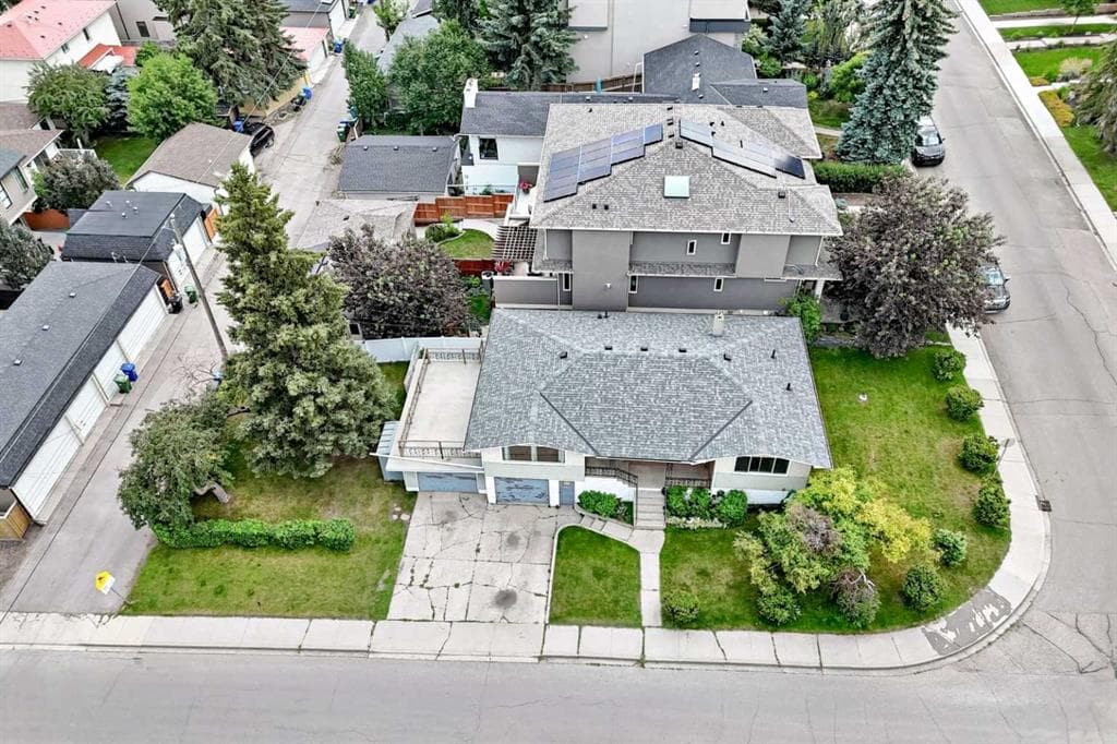 1735 38 Avenue SW — photo 1
