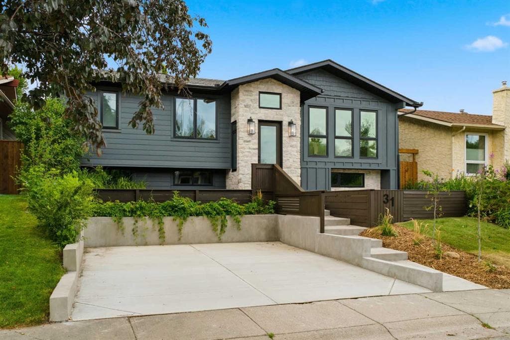 31 Midvalley Road SE — photo 1