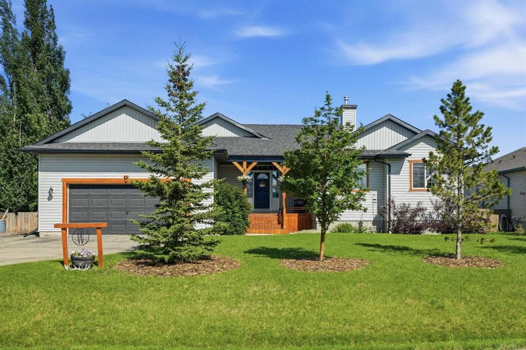 14 Lloyd Crescent NE — photo 1
