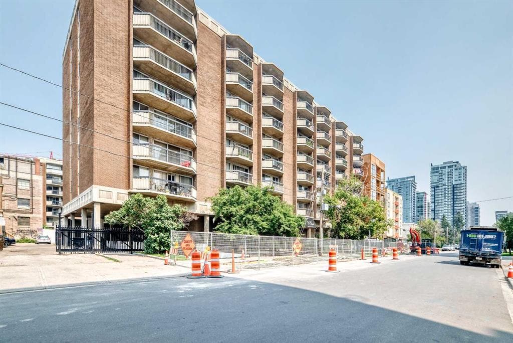 803, 340 14 Avenue SW — photo 1