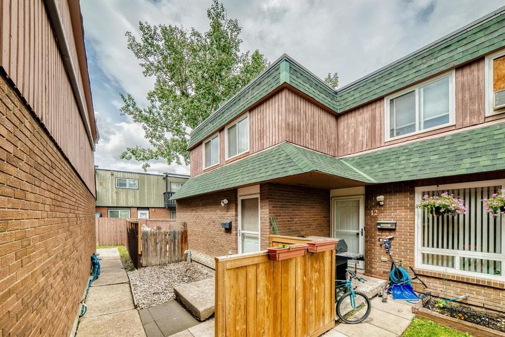 2-bed Townhouse for sale at 11, 11240 6 Street SW, Calgary