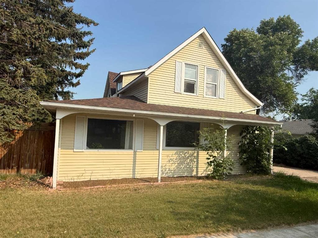 208 2 Street S — photo 1