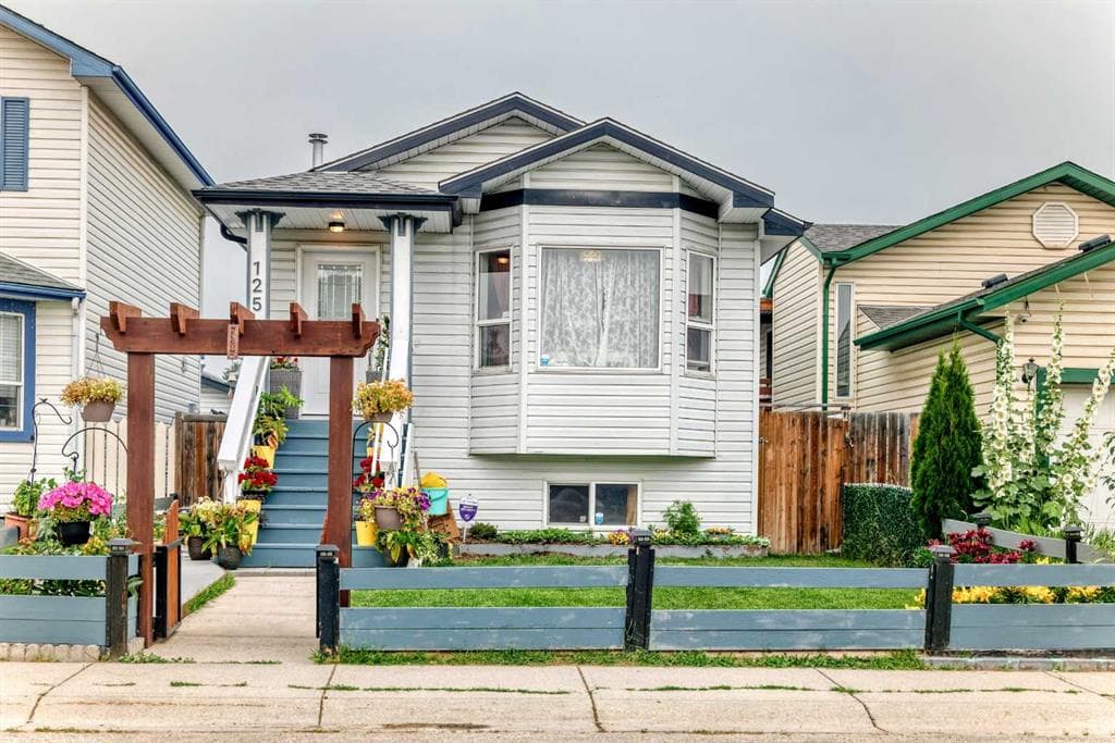 125 Appleburn Close SE — photo 1