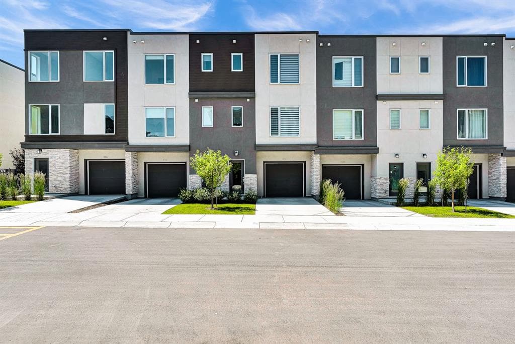 3-bed Townhouse for sale at 426 Shawnee Square SW, Calgary