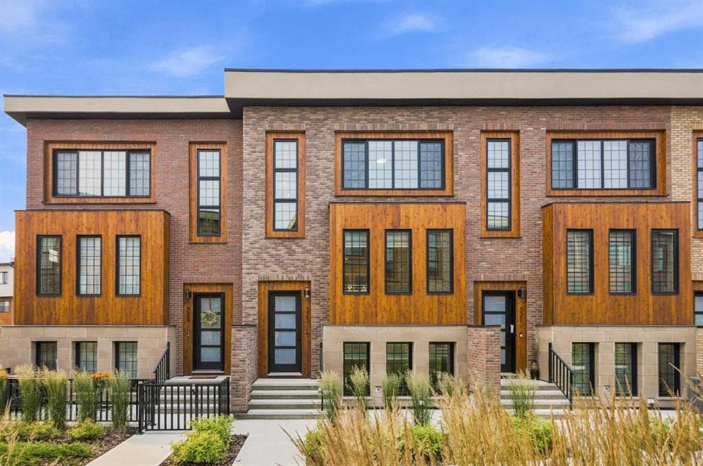3-bed Townhouse for sale at 323, 81 Greenbriar Place NW, Calgary