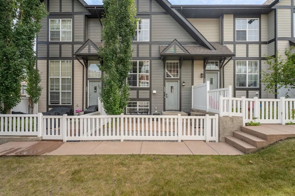 2-bed Townhouse for sale at 205 New Brighton Villas SE, Calgary
