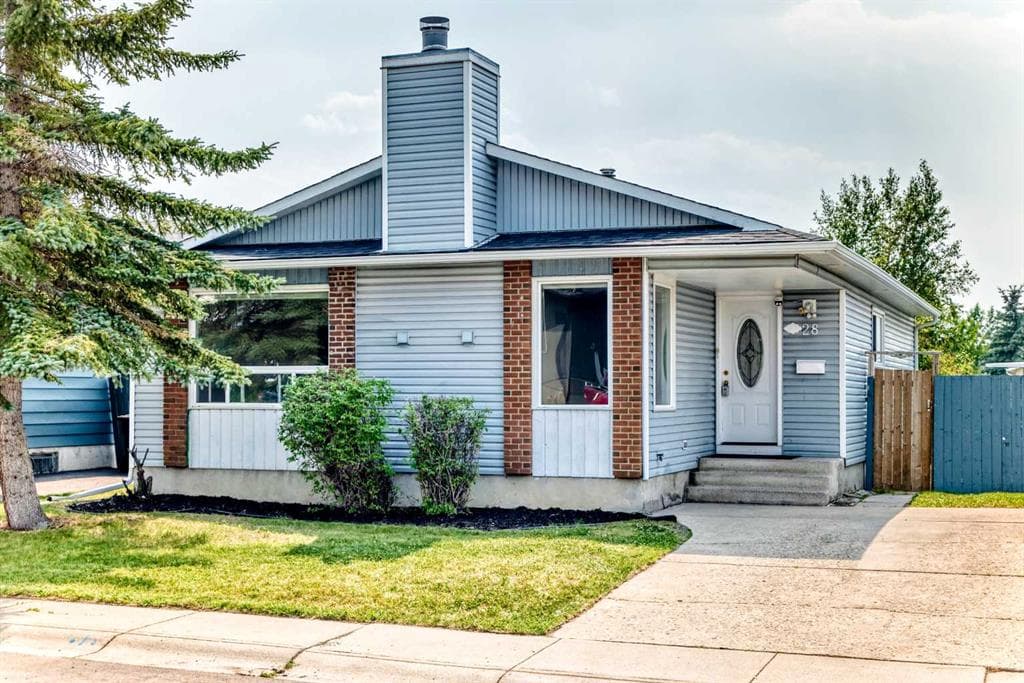 28 Whiteram Close NE — photo 1