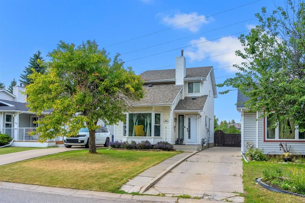 44 Strathclair Rise SW — photo 1
