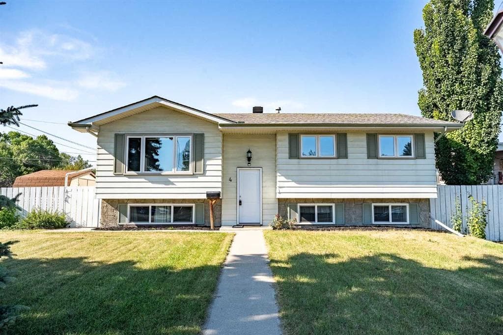 4 Arlington Bay SE — photo 1