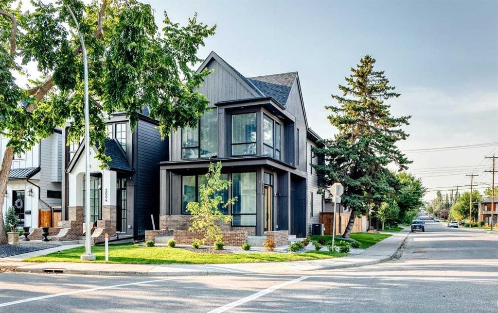 2002 44 Avenue SW — photo 1
