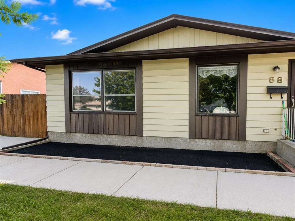 2-bed Detached for sale at 88 Castleglen Way NE, Calgary