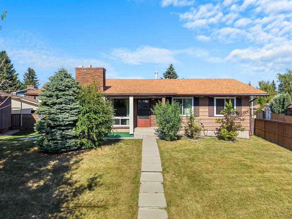 148 Lake Lucerne Crescent SE — photo 1