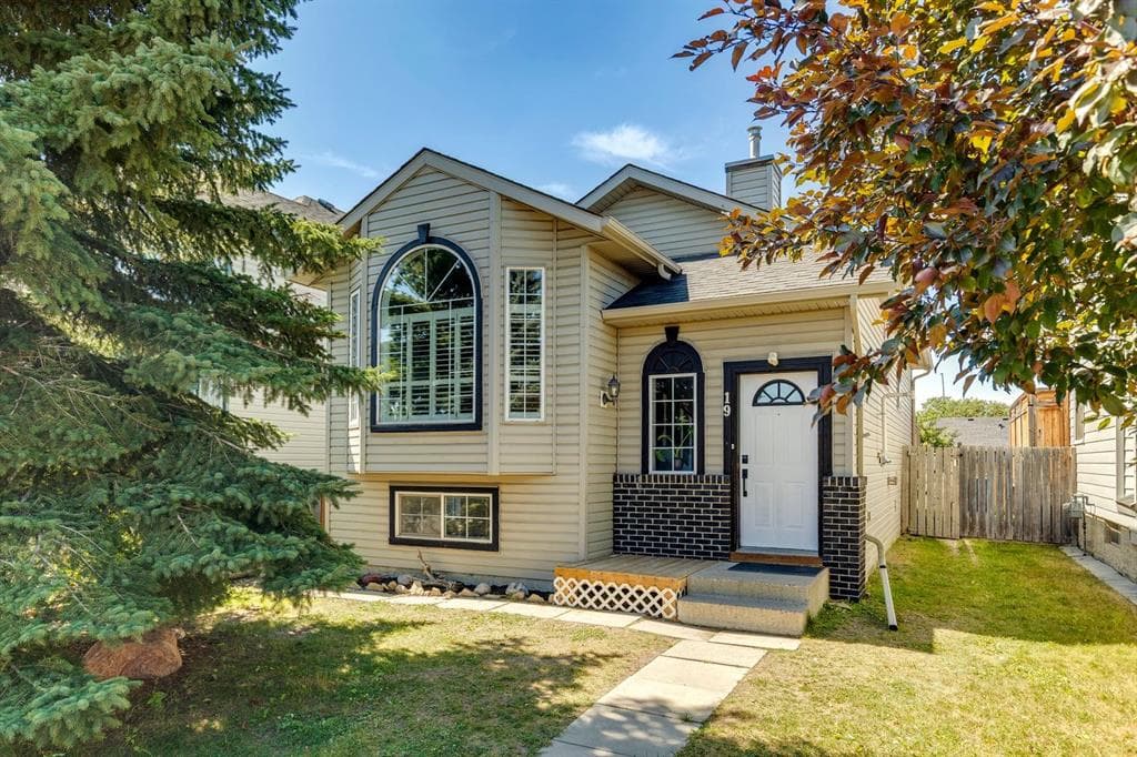 19 Covington Close NE — photo 1