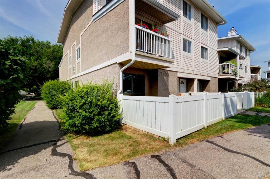2-bed Townhouse for sale at 37, 3015 51 Street SW, Calgary
