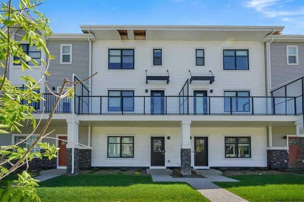 693 Savanna Boulevard NE — photo 1