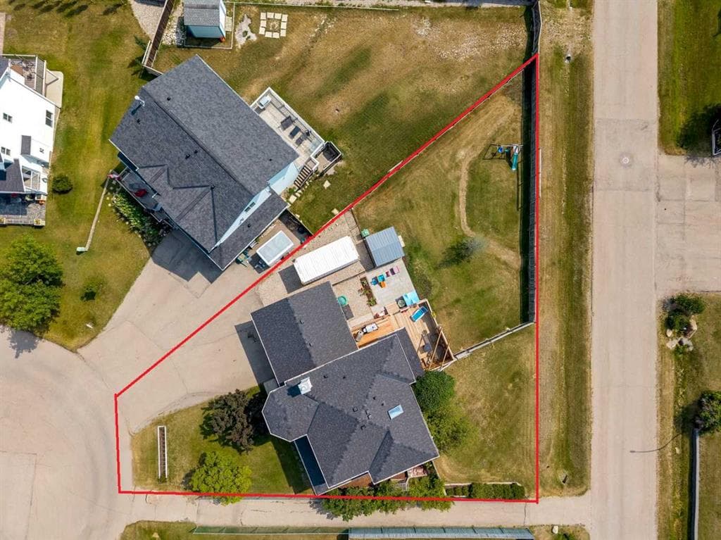 4-bed Detached for sale at 16 Henderson Bay NE, Langdon