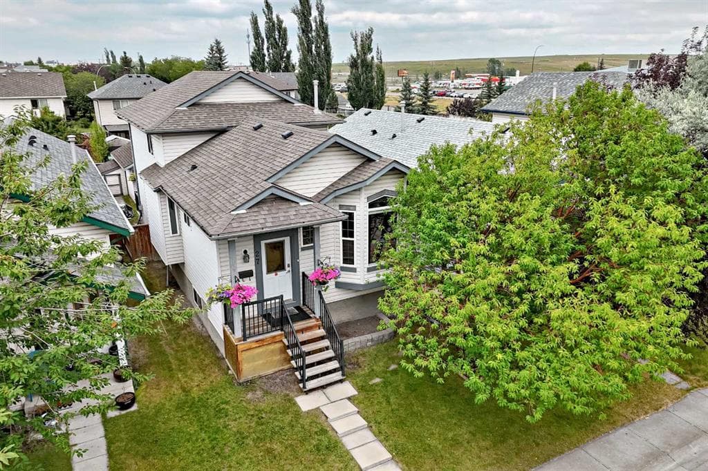 27 Erin Meadow Crescent SE — photo 1