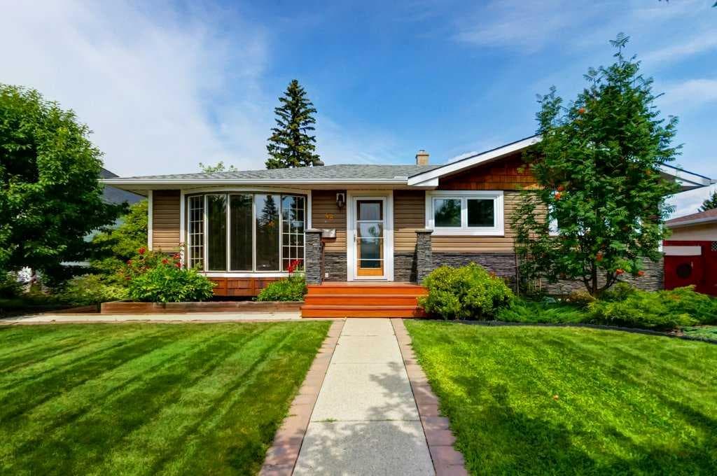 48 Hillary Crescent SW — photo 1