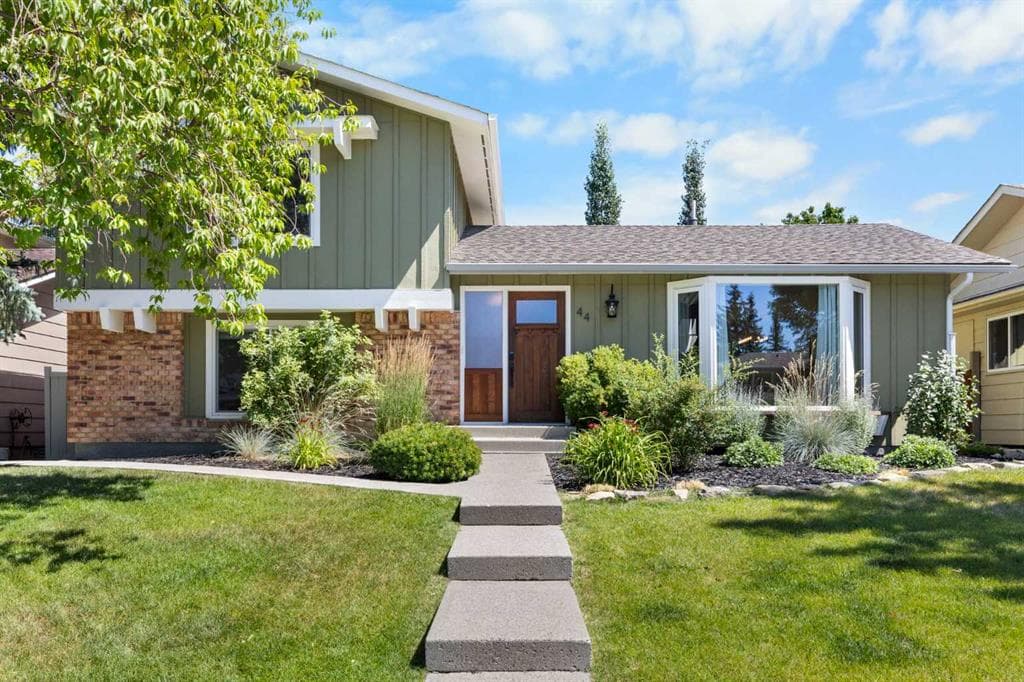 44 Sunmount Crescent SE — photo 1